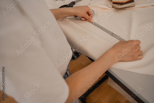 Fotografie Exploring creativity and design at a lively studio workshop for aspiring artists