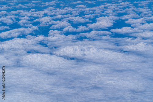 Foto Fluffy clouds covering the sky from aerial view, creating a peaceful atmosphere