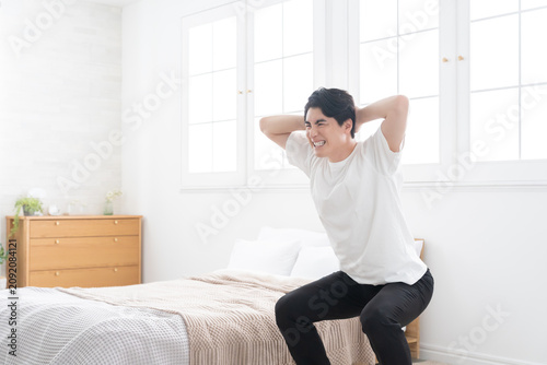 Fotografie スクワットする男性