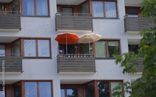 zwei Sonnenschirme auf einem Balkon