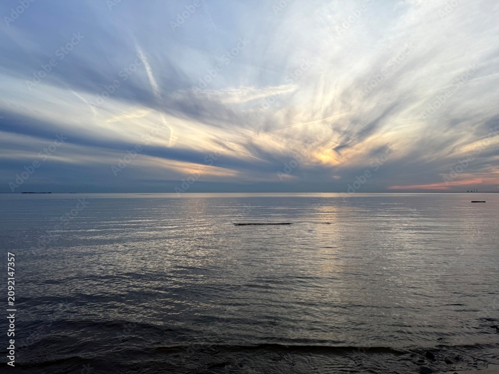 Obraz premium beautiful sunset time at the sea, hharbor sea view, twilights sea horizon