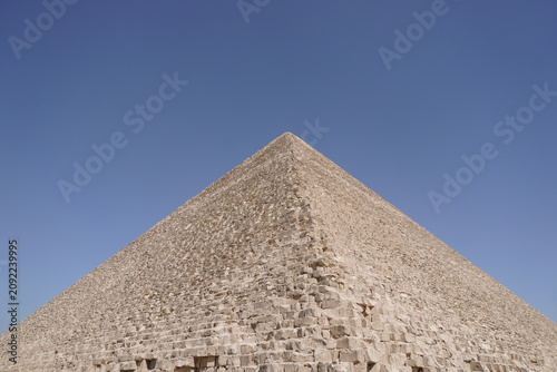 Fotografía The Great Pyramid of Khufu (Cheops) against a clear blue sky in Giza, Egypt