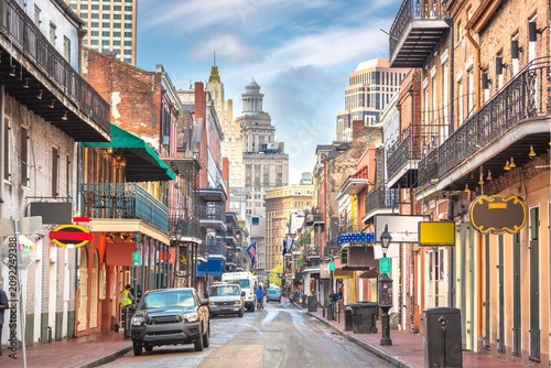 Foto Colorful New Orleans skyline viewed from a historic street lined with balconies, shops, and classic architecture