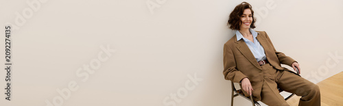 Cuadro en lienzo Elegant woman embodies chic fashion in sophisticated attire