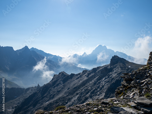 vue sur le Mont Viso au petit matin à partir du Pic de Caramantran dans le queyras