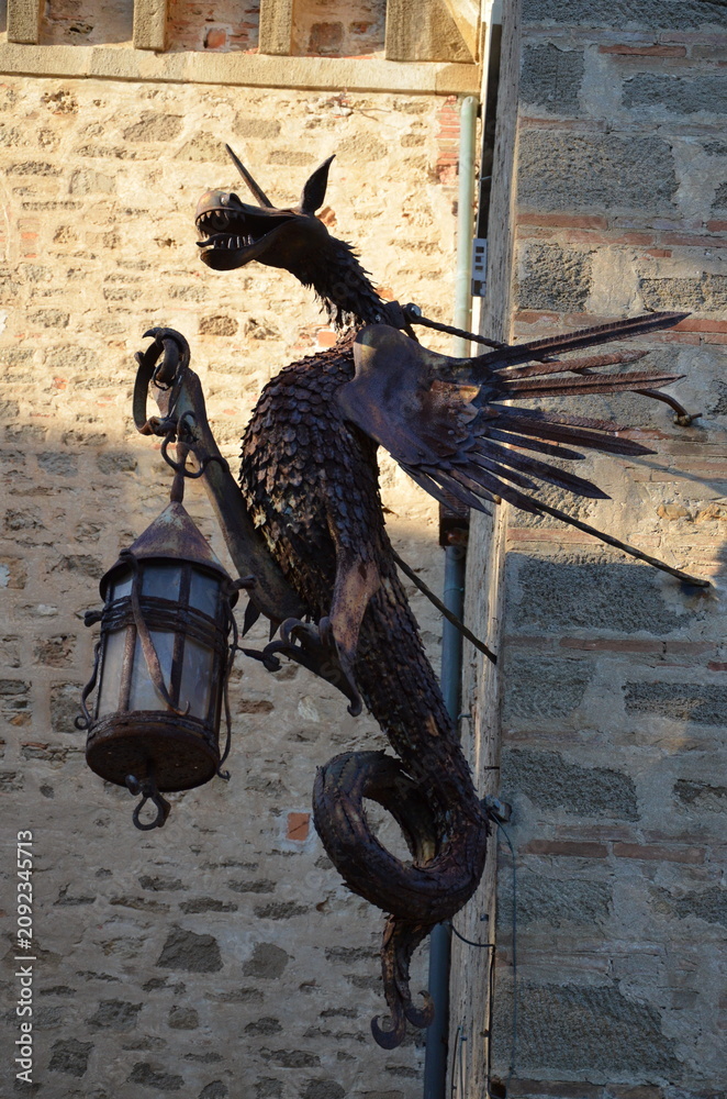Obraz premium Castiglioncello, Italy 03.04.2020: Dragon-shaped sample holder or artistic lamp located at the Pasquini Castle in Castiglioncello.
