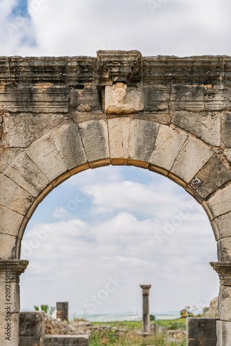 Obraz na płótnie Stone Arch Framing the Site View Along the Decumanus Maximus, Volubilis, Morocco