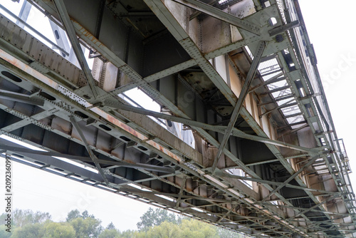 Schilderij op canvas Low angle view looking up at complex steel girder and truss framework of railway