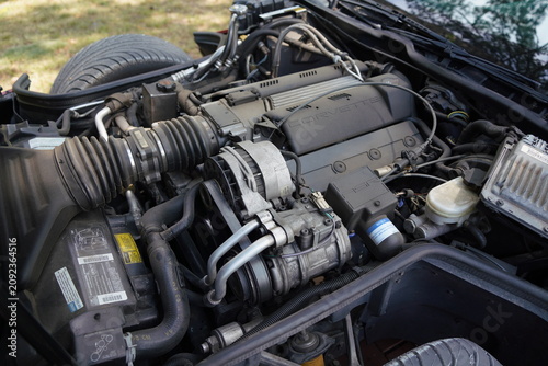 Foto Chevrolet Corvette C4 LT1 V8 Engine - side angle close up of the alternator and