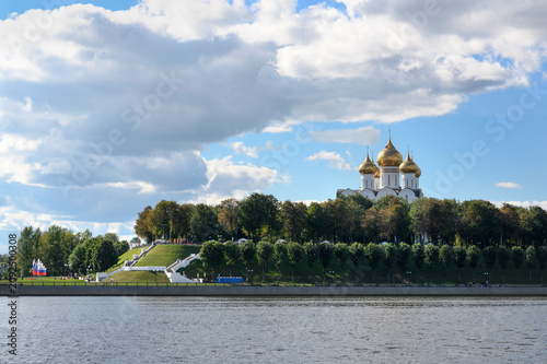 Obraz na plátně View of the Volga River embankment with the golden domes of the medieval Assumpt