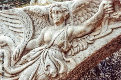 Historisches Farbfoto des bekannten Reliefs der Siegesgöttin 