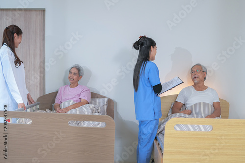 Obraz na plátně Nursing care: Elderly Asian friends gather to chat and laugh together near care