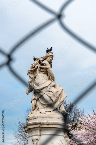 Foto Lorelei Fountain Statue with Pigeons Behind Chain-Link Fence, Bronx NYC
