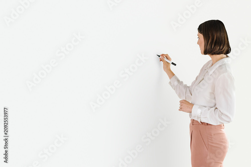 Bilde på lerret Woman writing on blank wall