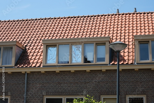 Tableau sur toile Homeowner uses aluminum foil on windows to block heat during heat wave