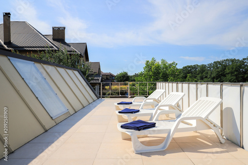 Obraz na płótnie Sun loungers on the rooftop terrace