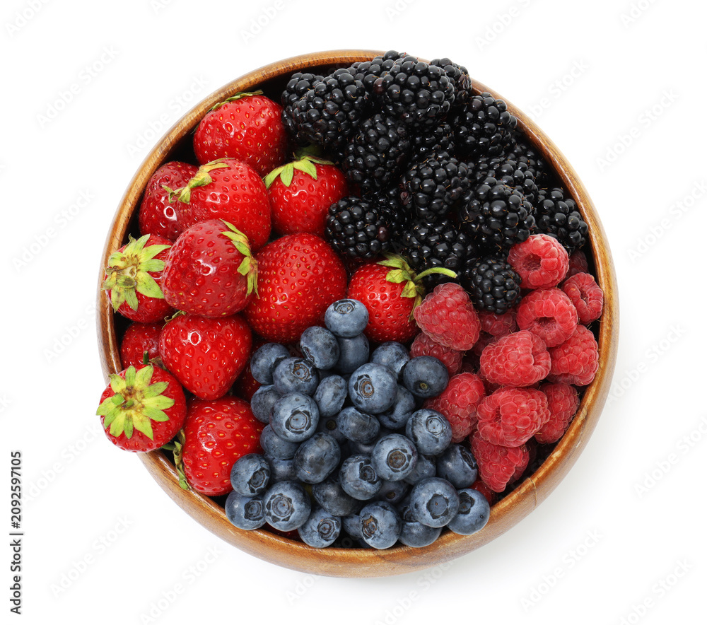 Obraz premium Fresh juicy berries in bowl isolated on white, top view