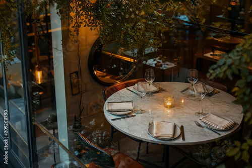 Quadro su tela Evening Ambience Greenhouse Patio With Bright Interiors And Clean Ceramics