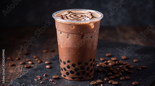 Fotografía Iced chocolate bubble tea with tapioca pearls in a plastic cup