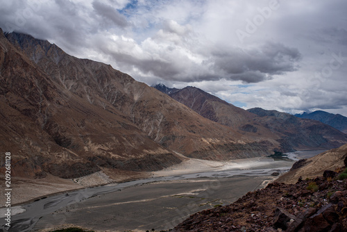 Foto Wide panorama of Shyok Valley with river and mountains in Ladakh