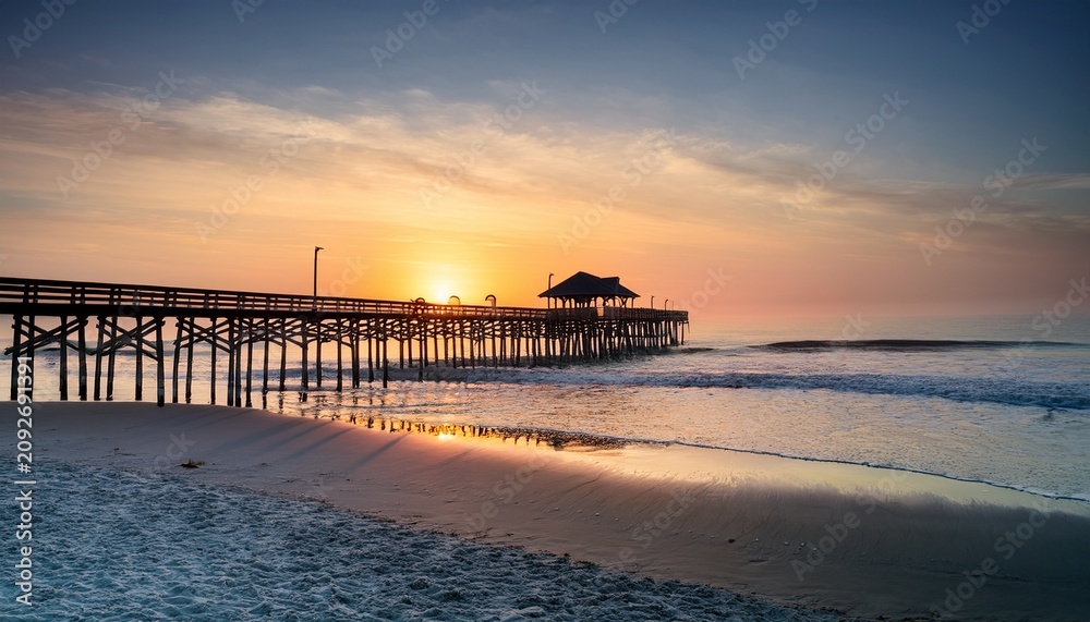 Obraz premium Charleston Beach Sunrise At Folly Pier On Atlantic Coast
