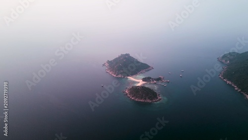 Billede på lærred Koh Nang Yuan sandbar joining sandy beaches with boats, aerial view
