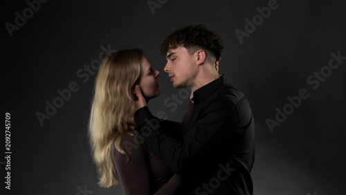 Canvastavla Young couple looking at each other, almost kissing, expressing romance and affec
