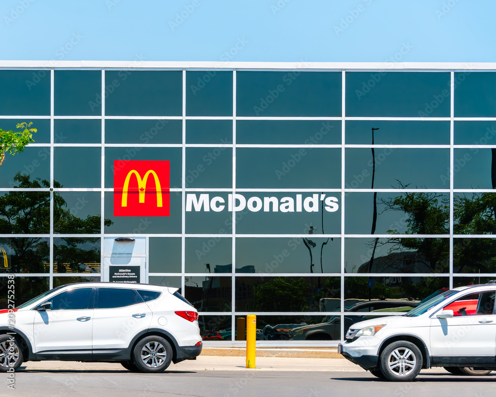 Obraz premium York, ON, Canada - Jun, 28, 2026: Close-up view of McDonald's restaurant exterior located at 2525 St Claire Ave W, York, ON M6N 4Z5.