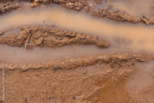 Canvastavla muddy puddle with tracks in it