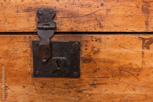 Konstfotografi old lock ion a wooden box