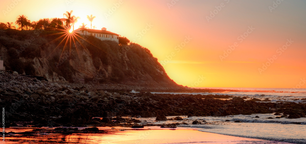 Εκτύπωση καμβά Coastal Palos Verdes Estates church overlooking rocky shoreline at sunset