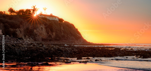 Εκτύπωση καμβά Coastal Palos Verdes Estates church overlooking rocky shoreline at sunset