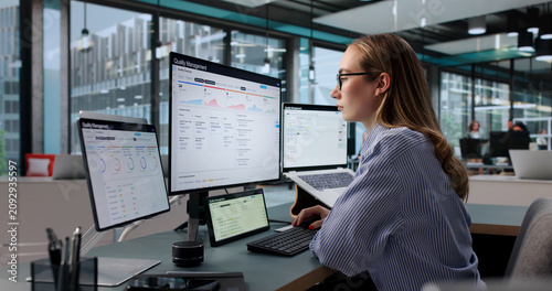 Konstfotografi Young Woman Quality Manager Analyzes Corrective Actions Using Laptop