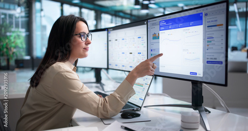 Obraz na płótnie Corporate Treasury Manager Analyzes Real-Time Liquidity Data