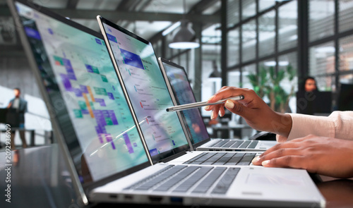 Fotografía Corporate Manager Explains Secure Email Platform