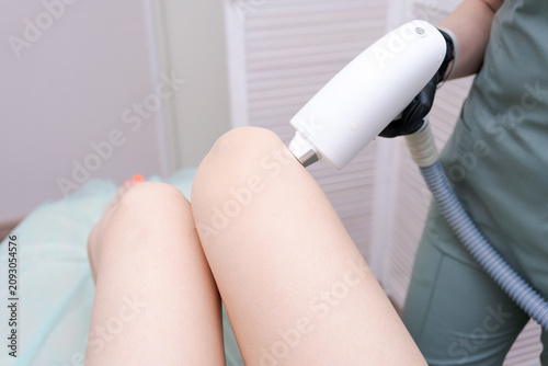 Foto Laser Hair Removal on a Womans Knee with a Diode Laser