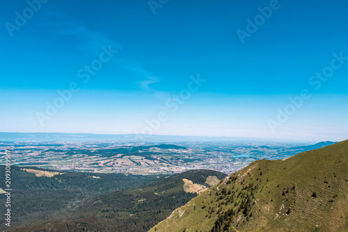 фотографія Vue panoramique sur la plaine de la Gruyère et la ville de Bulle depuis le Molés