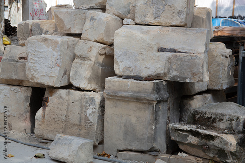 Konstfotografi Blocs de pierre provenant d'un mur démonté