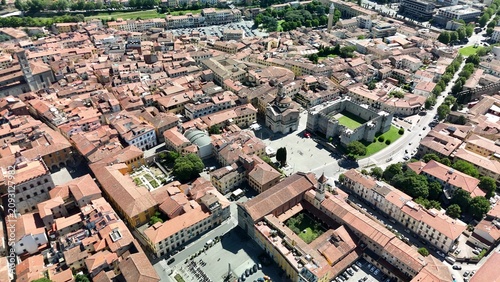 Foto High altitude aerial shot of Prato urban area and horizon.