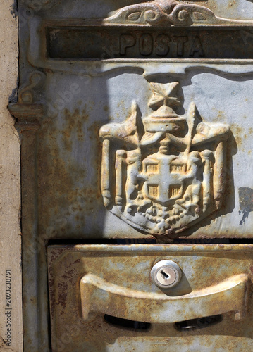 Foto Rusty antique italian posta mailbox with coat of arms