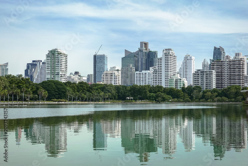Cuadro en lienzo The silhouettes of high-rise buildings reflect Bangkok’s modern skyline upon the