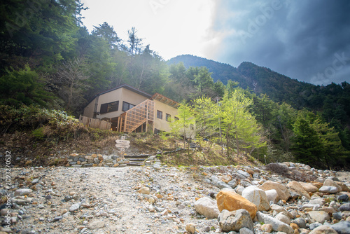 Photos 斜面に建つ山小屋を見上げる