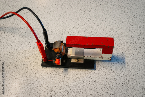 Fotografi Electric motor and magnet to demonstrate the principle of electromagnetism in ph