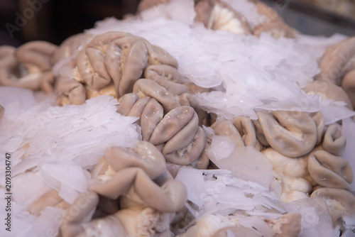 Foto Fresh offal displayed on ice at a bustling Palermo Ballaro market stall in Sicily Italy