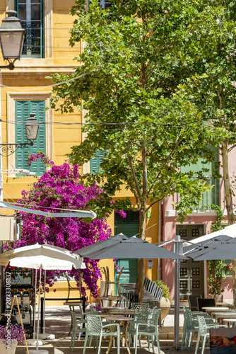 Maisons colorées et bougainvillier dans le centre ville de Martigues