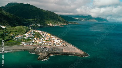 Foto Sao miguel coastal village at ribeira quente in azores