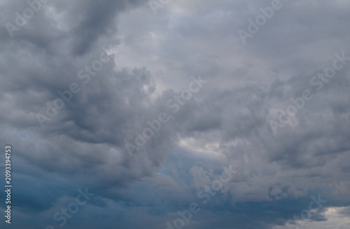 Fotografía Nuages d'orage sombres et menaçants accumulés dans le ciel au lever du jour en été