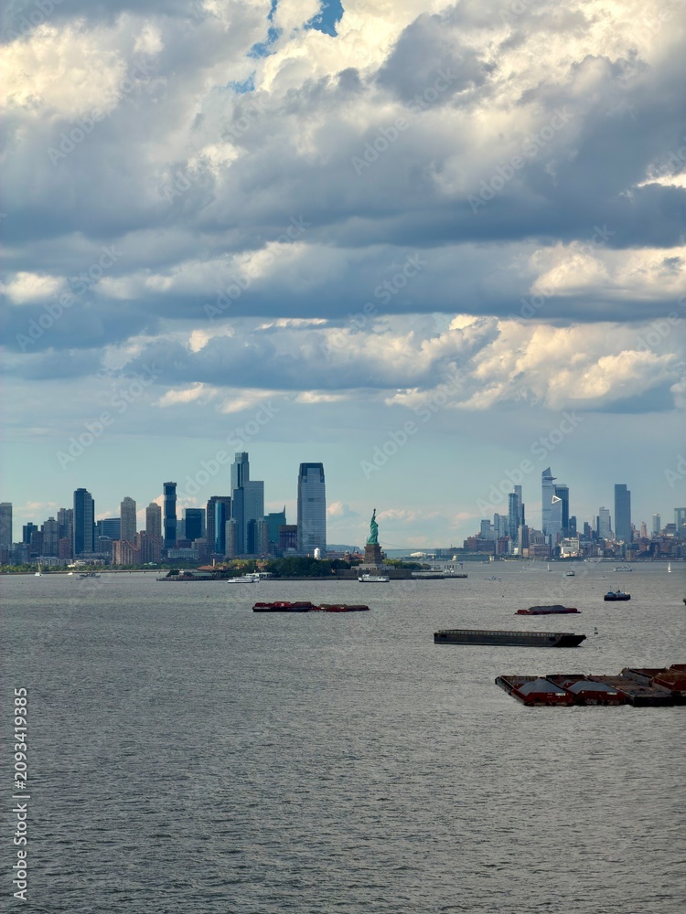 Fototapeta premium The Statue of Liberty and the New York City Skyline