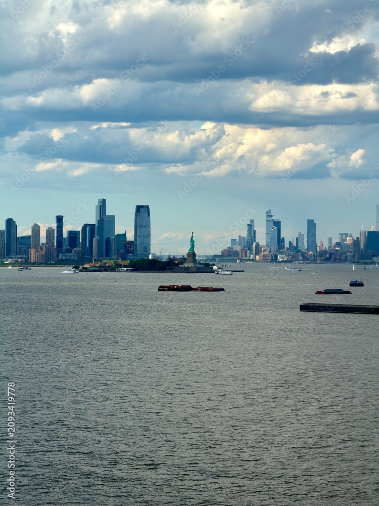 Fototapeta premium The Statue of Liberty and the New York City Skyline