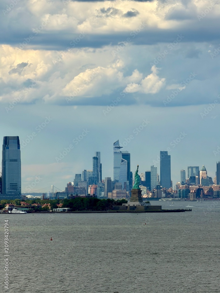 Fototapeta premium The Statue of Liberty and the New York City Skyline